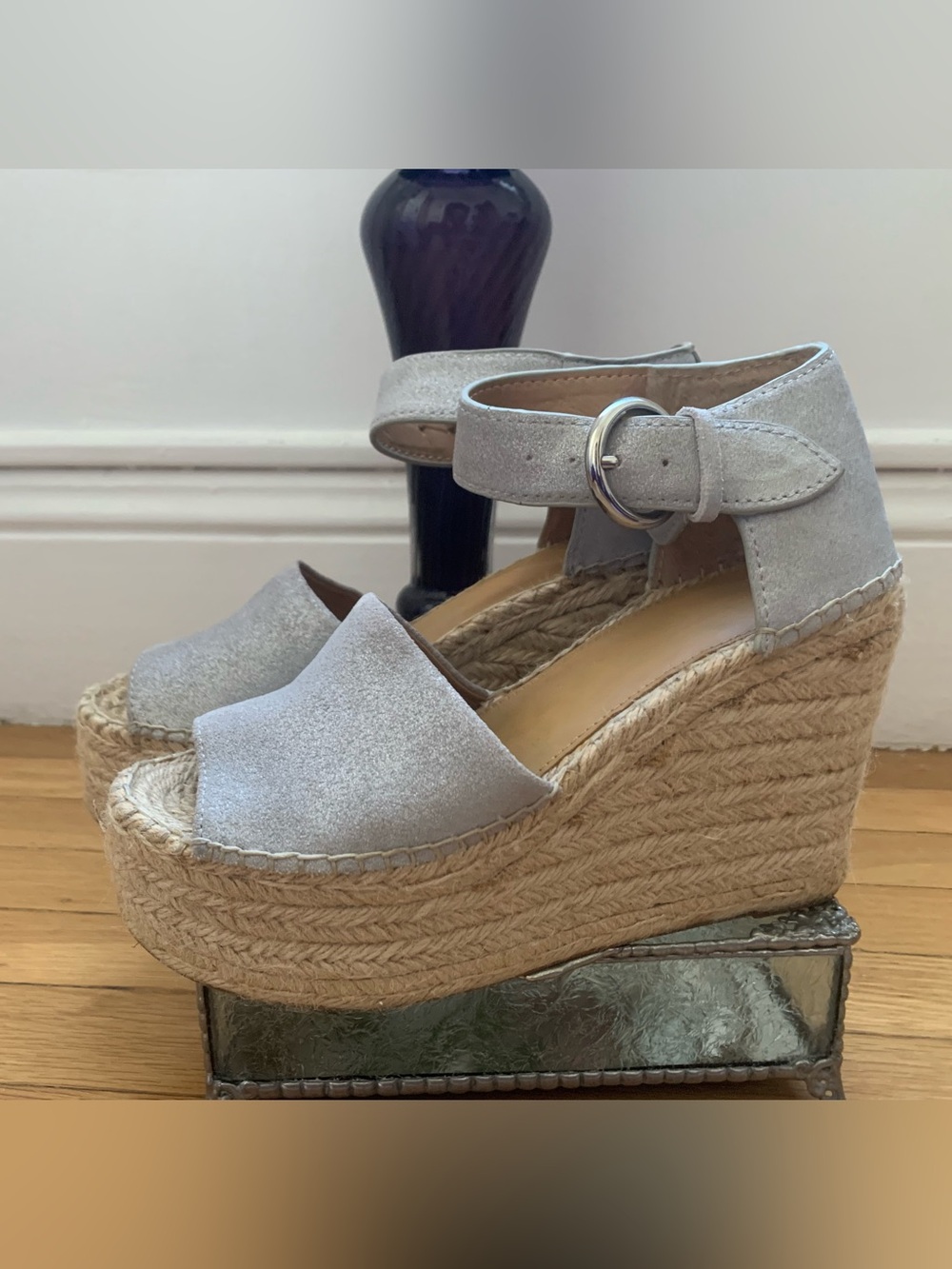 VGUC MARC FISHER MLALIDA Silver Shiny Matt Leather Hi-Wedge Espadrille SZ 8.5M - Picture 6 of 16